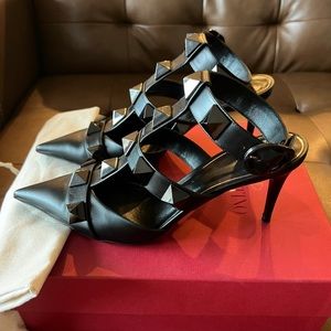 Valentino ROMAN STUD PUMP IN PATENT-LEATHER AND TONAL STUDS 80MM